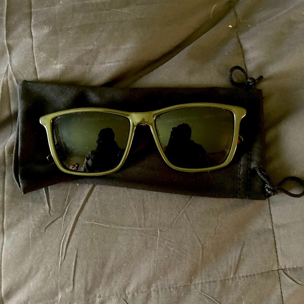 NWOT A.J. Morgan sunglasses polarized,sage color out and tortoise shell color in